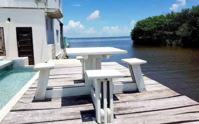 Sea Belize Relaxing Studio w Sea View Pool & Overwater Deck Near Airport, 1st FL