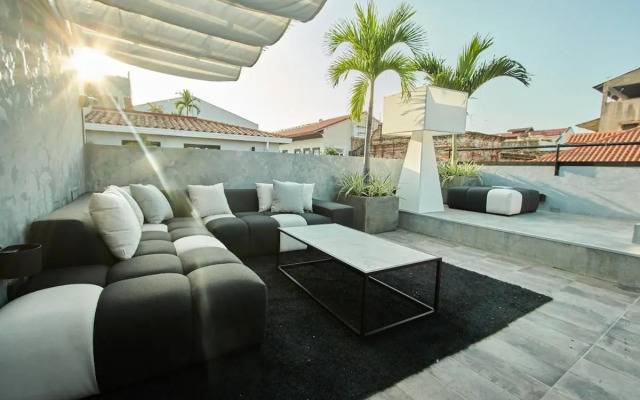 AmazINN Places Rooftop and Design Pool IV