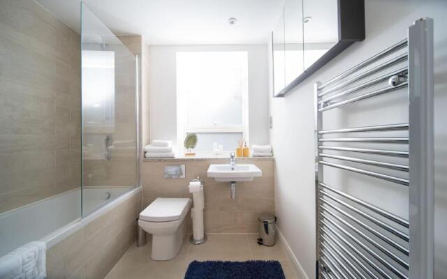 Deluxe Apartment near Cabot Circus w Parking sleeps 5