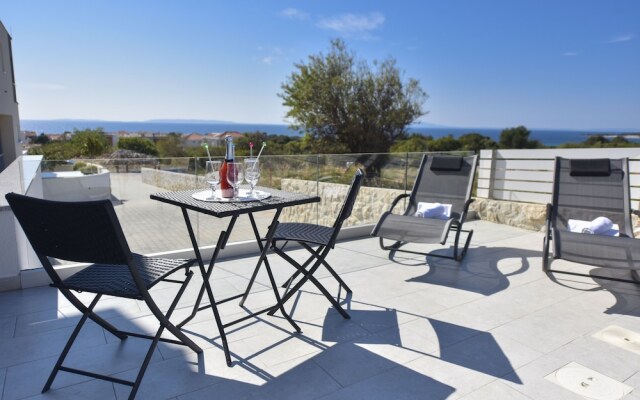 Funtastic C Apartment with Pool and Terrace