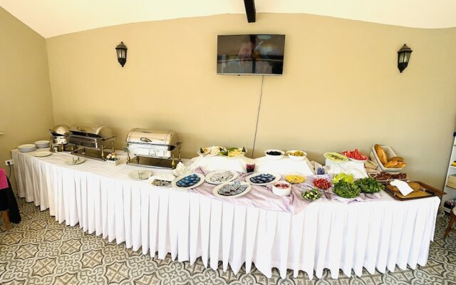 Felicity Hotel & Bungalows