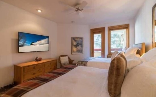 Strawberry Park Ski-in Ski-Out Condo by RedAwning