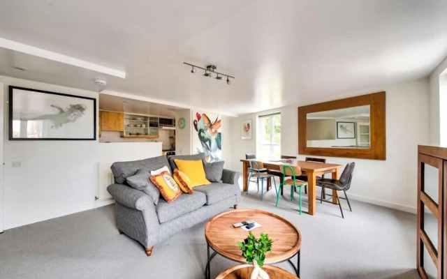 JOIVY Modern Scottish Apt. Next to Royal Mile w/ Parking