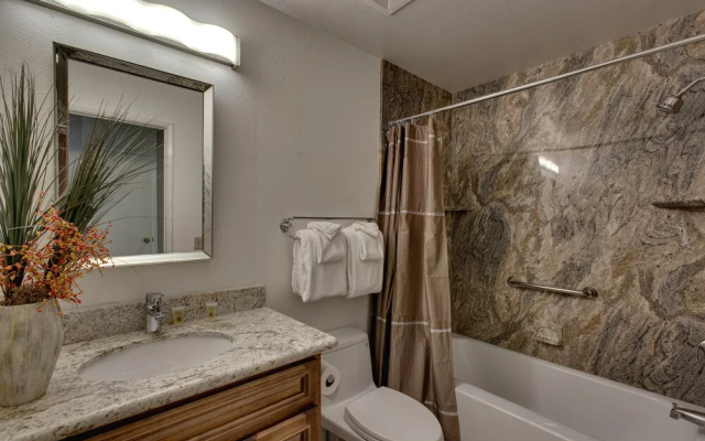 Spacious Riverfront - 3 Br Home