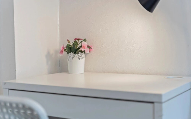 2 Bedroom Apartment - Parking, Wifi, Central