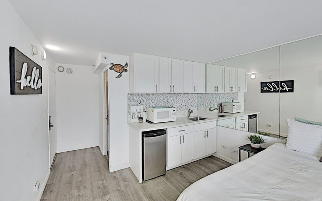 Hawaiian Monarch 2312 Condo by RedAwning