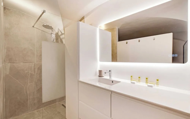 Authentic Apartment - 2br/4p - Monnaie