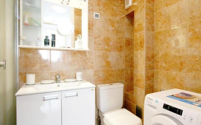 Magritte Business grade comfortable apartment.