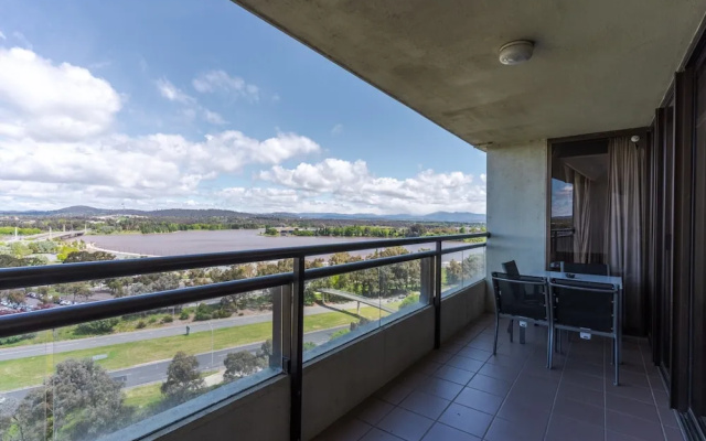2-bed With Gym, Tennis Court & Stunning Lake Views – Balcony – Canberra