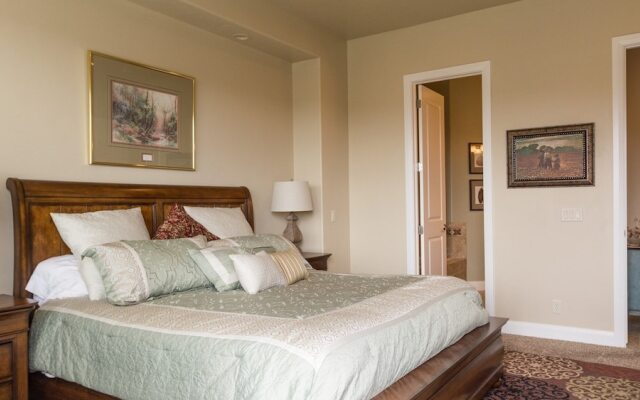 Sun-e-scape 3 Bedroom Apts by RedAwning