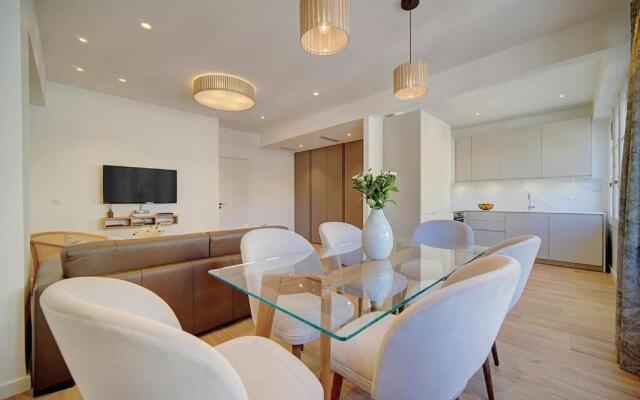 MAGNIFIQUE 3 PIECES RENOVE CANNES CENTRE 'Banane' AVEC VERANDA ! A2B88