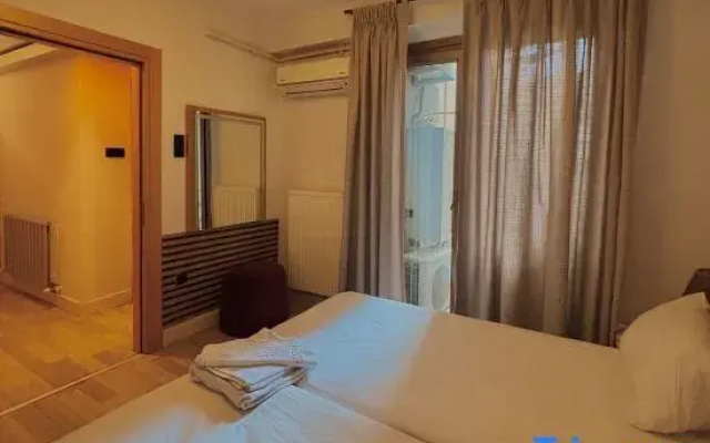 Taksim Square—1BR Deluxe Suite 02