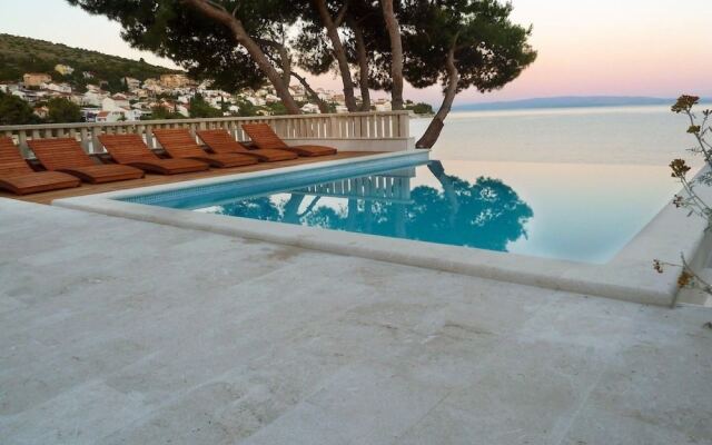 Sea Front - With Pool - H