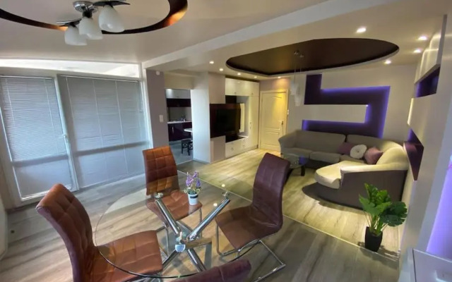 Modern 1BR Apartment with Hill View & Free Street parking