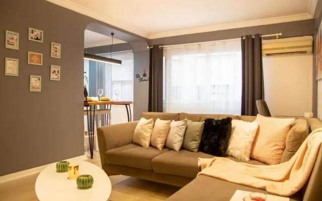Flat Near Coast With Shared Terrace in Karsiyaka