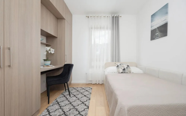 Apartment With Parking by Renters
