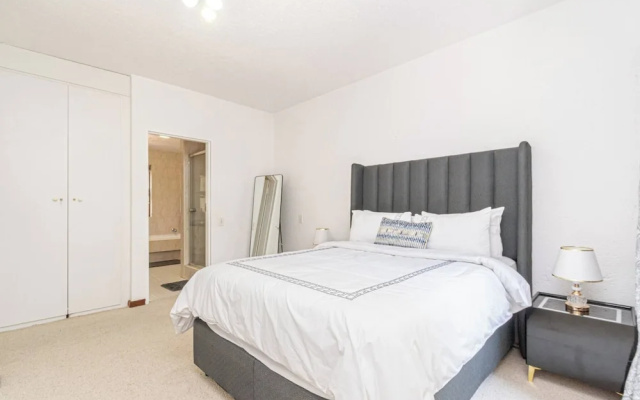 Sandton City 3 Bedroom Apartment With Balcony