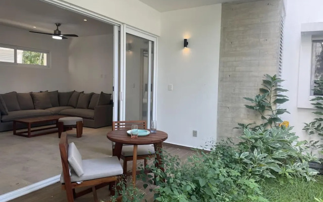 Magnificent Stylish Apartment Charming Private Terrace Wonderful Community Pool Amenities