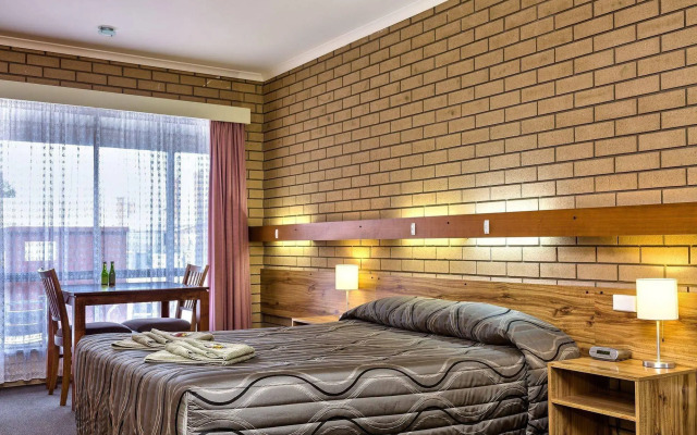 Holbrook Town Centre Motor Inn