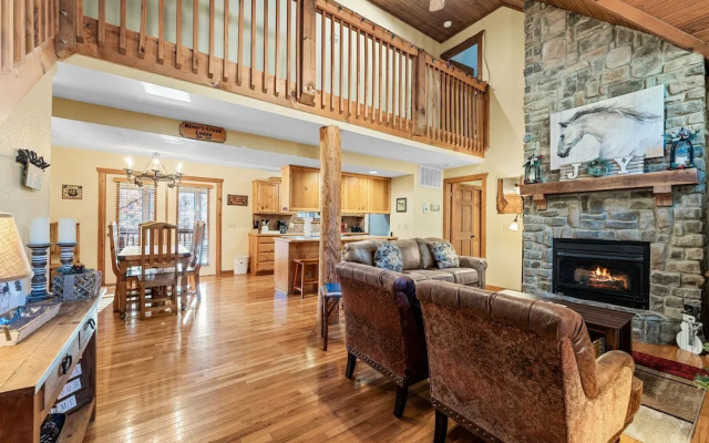 River's Creek 4 Bedroom Cabin by RedAwning