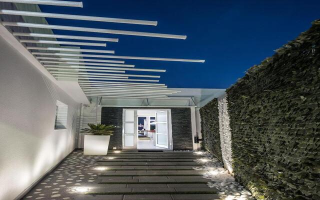 Amazing 4 bedroom villa very close to the beach