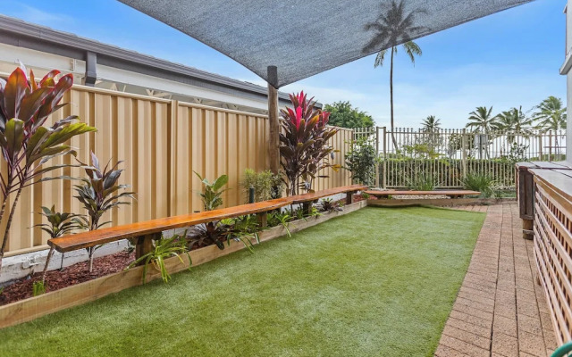 Rainforest Reef Retreat - Esplanade Ground-floor Apartment