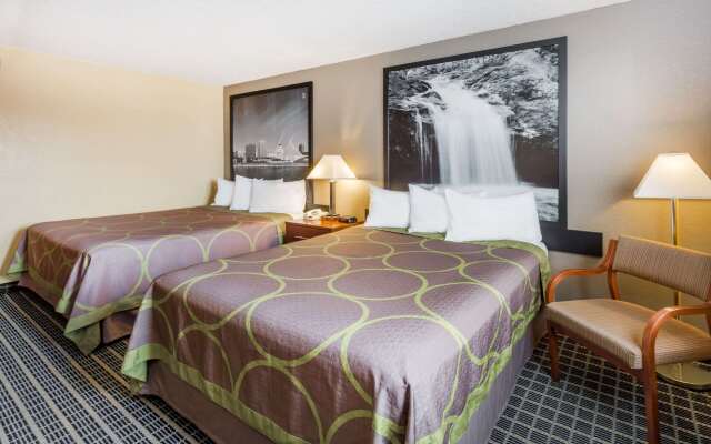 Super 8 by Wyndham Janesville