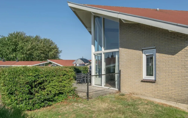 Restyled Bungalow with Dishwasher near Cozy Domburg