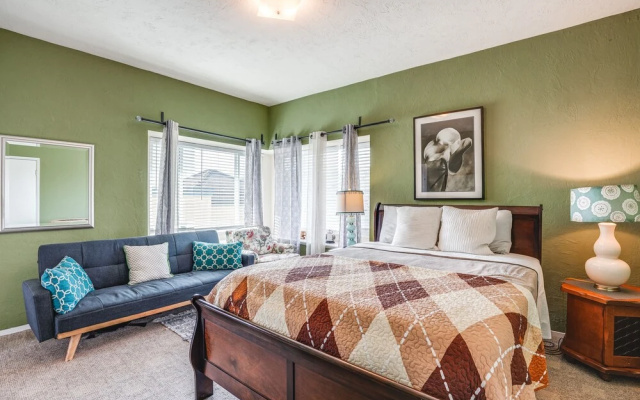 Pet-friendly Apartment: 1 Mi to Lake Merritt!