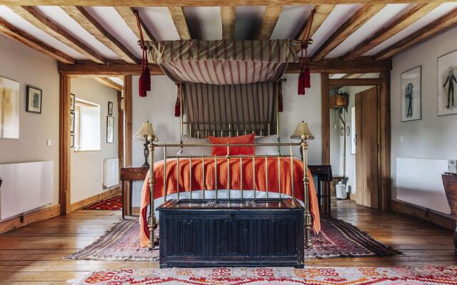 Lavish Tudor Hall Gardens - Sleeps 14