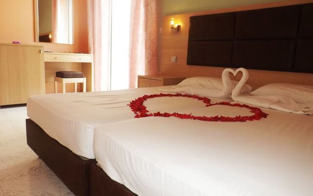 Leonidas Hotel and Studios