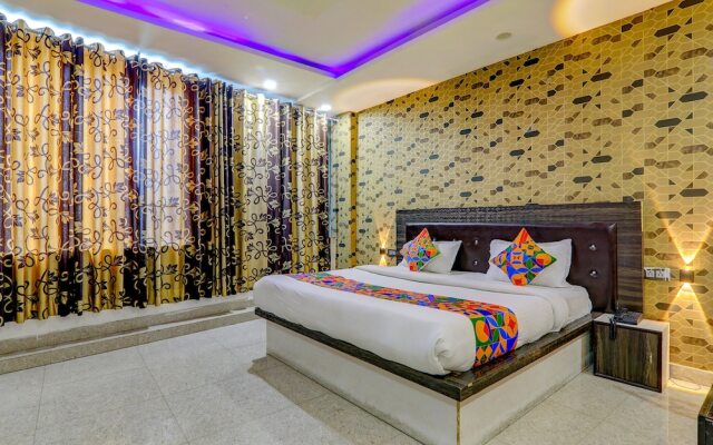 Fabhotel Gold Galaxy