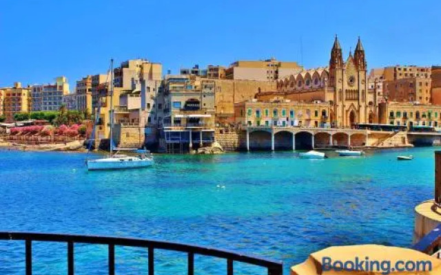 Modern Studio Central Location