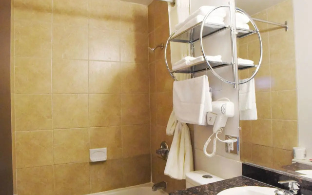 Econo Lodge Inn & Suites