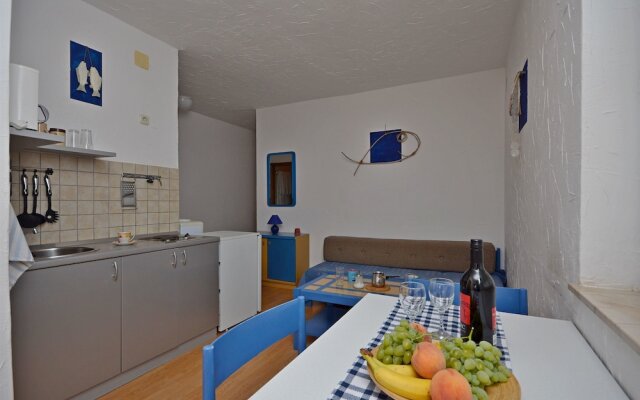 Apartments and Rooms Mladen