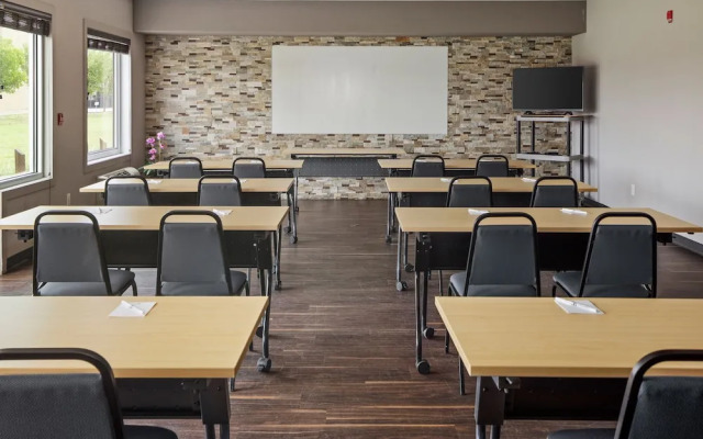 Home Inn and Suites Regina Airport