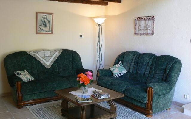 Tranquil Home in Saint-Martin-de-Gurson, 15min from Saint Emilion's vineyard