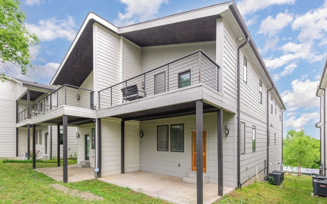 Citrine-private Patio & Balcony-near Germantown