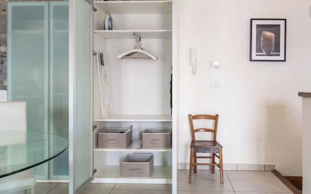 Lake View Terrace Apartment by Rent all Como