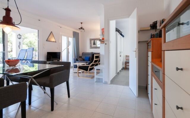 Cozy Apartment in Roses with Sea Nearby