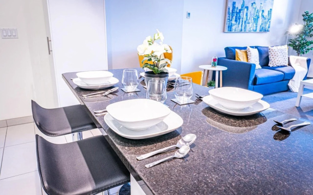 Comfy DT Loft w Parking Rooftop Patio BBQ Gym
