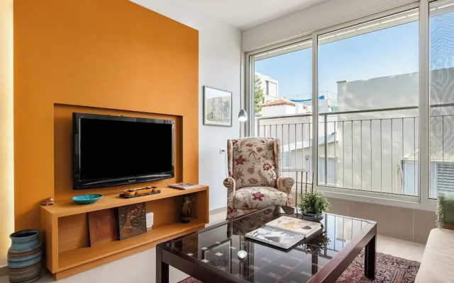 Chic Bright Urban Escape by Sea N' Rent