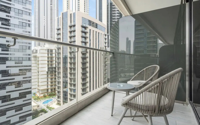 Elegant Apartment Amidst Vibrant Area with Balcony