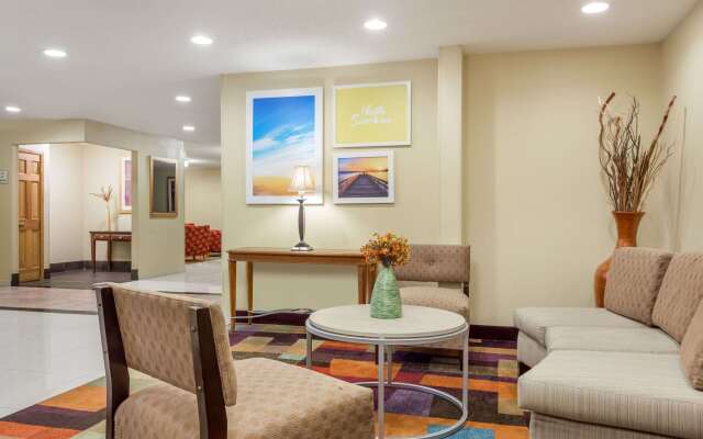 Days Inn & Suites by Wyndham Bloomington/Normal IL