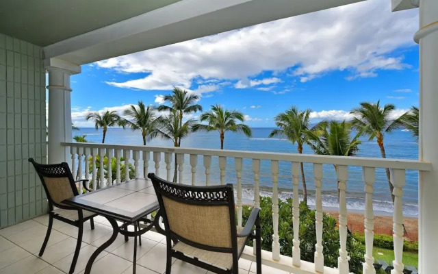 Lahaina Shores #425 Studio Bedroom Condo by RedAwning