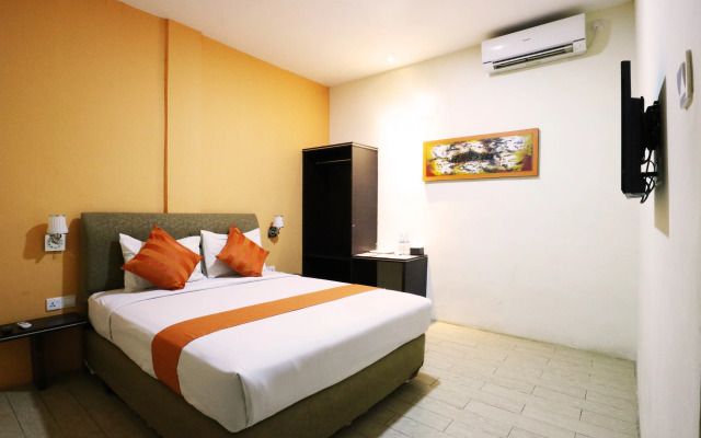Blitz Hotel Batam Near Sultan Mahmud Ri'ayat Shah Mosque