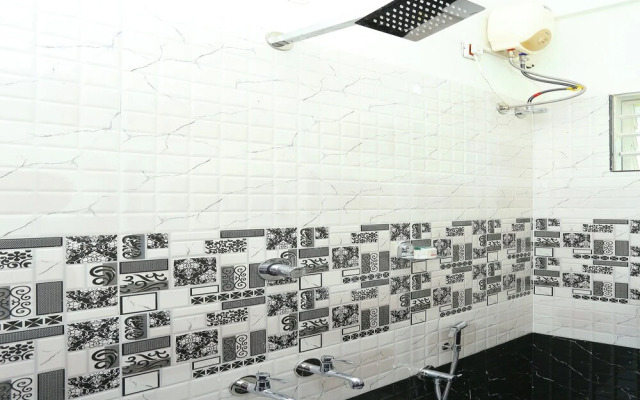 OYO 37302 White Cort