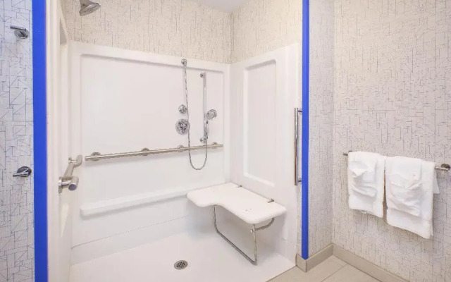 Holiday Inn Express & Suites New Castle by IHG