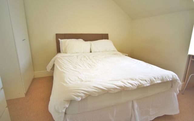 Spacious, Bright, Festival Flat for 6 at Meadows