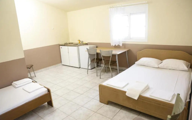 Gioulis Apartments & Studio